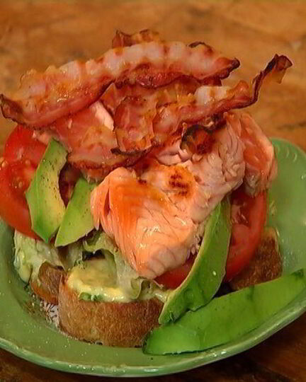 Рецепт бутерброда с семгой, авокадо и беконом