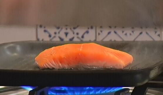 бутерброд с семгой, авокадо и беконом