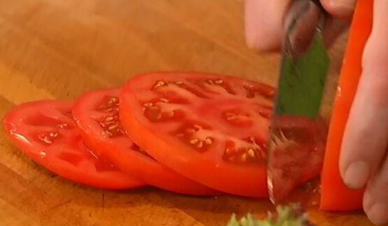 бутерброд с семгой, авокадо и беконом