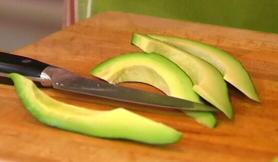 бутерброд с семгой, авокадо и беконом