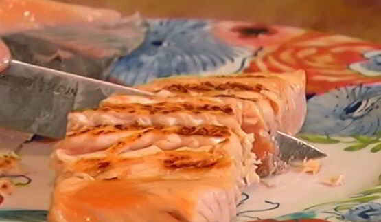 бутерброд с семгой, авокадо и беконом