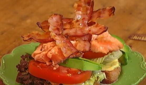 бутерброд с семгой, авокадо и беконом