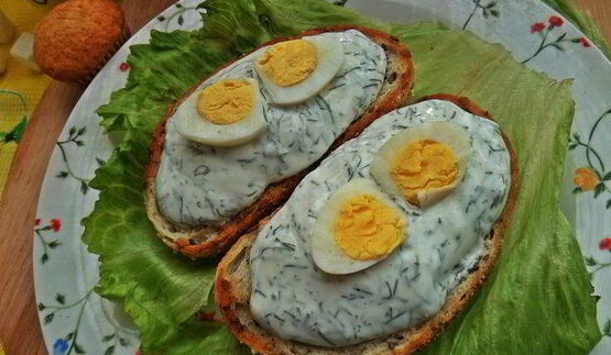 бутерброд с яйцом и беконом