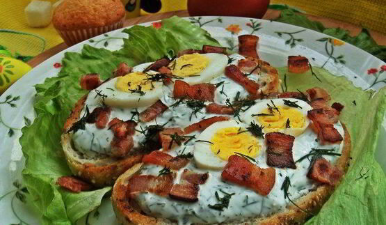 бутерброд с яйцом и беконом