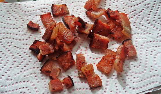 бутерброд с яйцом и беконом