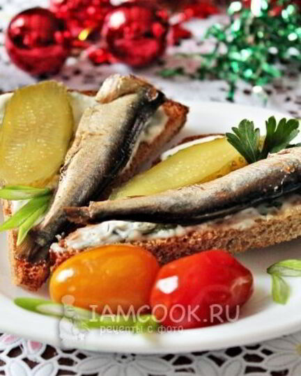 Рецепт бутерброда со шпротами и соленым огурцом