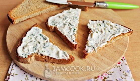 бутерброд со шпротами и соленым огурцом