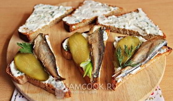 бутерброд со шпротами и соленым огурцом