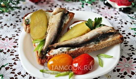 бутерброд со шпротами и соленым огурцом