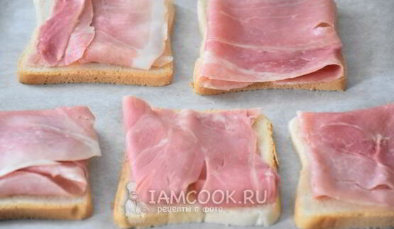 бутерброды с ананасом, ветчиной и сыром