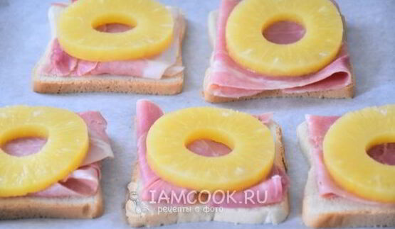 бутерброды с ананасом, ветчиной и сыром