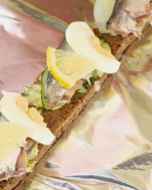 Бутерброды с килькой