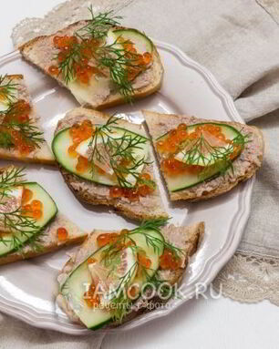 Бутерброды с красной икрой и печенью трески