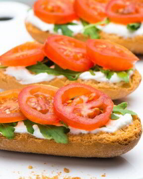 Бутерброды с помидорами и сыром