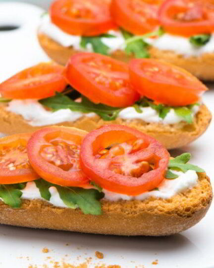 Рецепт бутербродов с помидорами и сыром