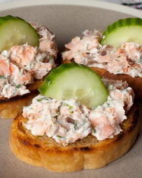 Бутерброды с сыром, лососем и огурцом