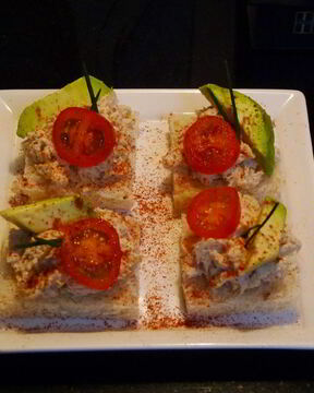 Бутерброды с тунцом и авокадо