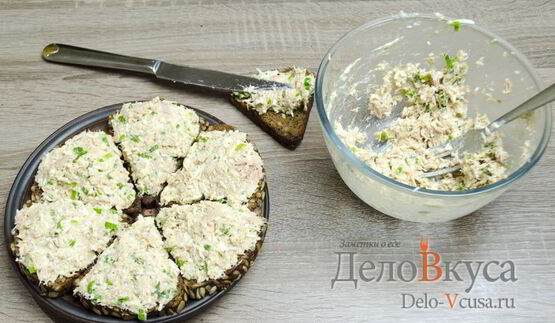 бутерброды с тунцом, яйцом и зеленым луком