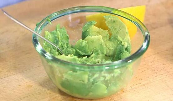 бутерброды с ветчиной, помидорами-гриль и руколой