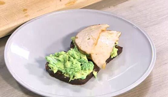 бутерброды с ветчиной, помидорами-гриль и руколой