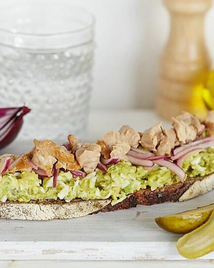 Рецепт бутербродов с яйцами, печенью трески и авокадо