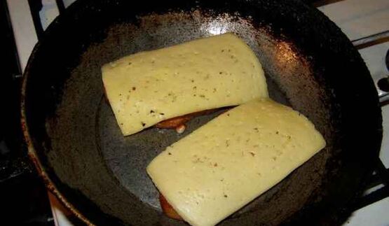 бутерброды с яйцом, майонезом, чесноком и сыром