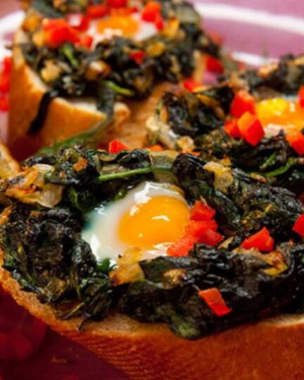 Рецепт бутербродов со шпинатом и перепелиным яйцом