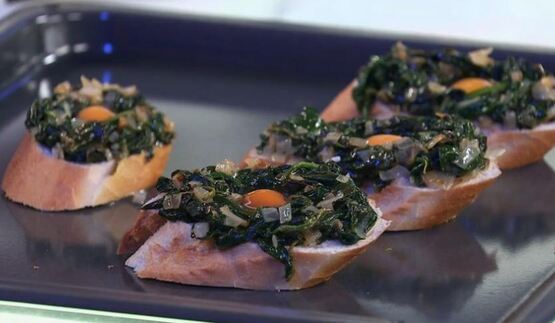 бутерброды со шпинатом и перепелиным яйцом