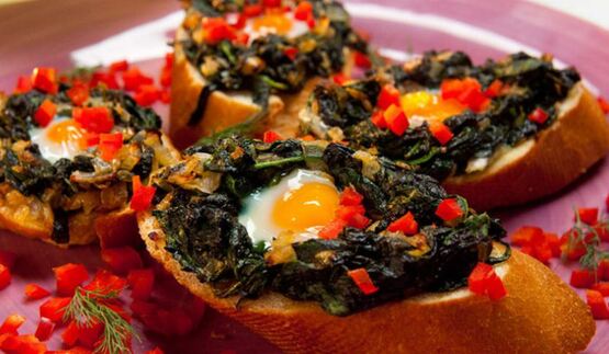 бутерброды со шпинатом и перепелиным яйцом