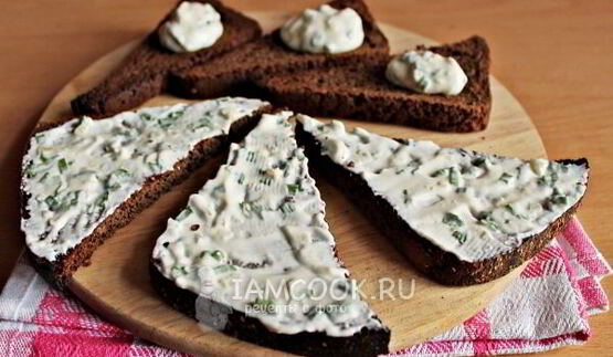 бутерброды со шпротами с черным хлебом