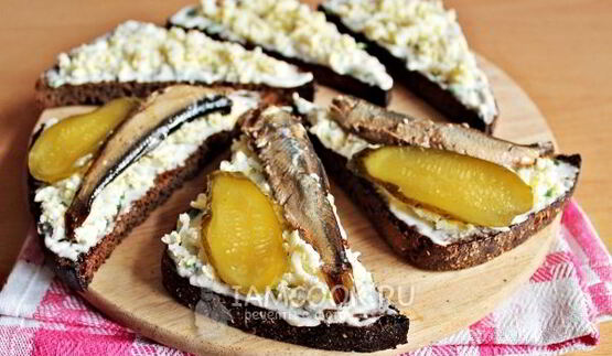 бутерброды со шпротами с черным хлебом