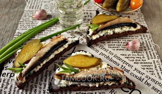 бутерброды со шпротами с черным хлебом
