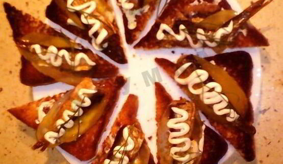 бутерброды со шпротами, соленым огурцом