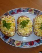 Горячие бутерброды с сыром и колбасой в микроволновке