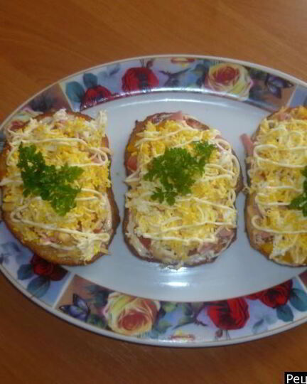 Рецепт горячих бутербродов с сыром и колбасой в микроволновке