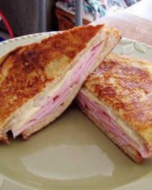 Горячие бутерброды с ветчиной и сыром, обжаренные в яйце