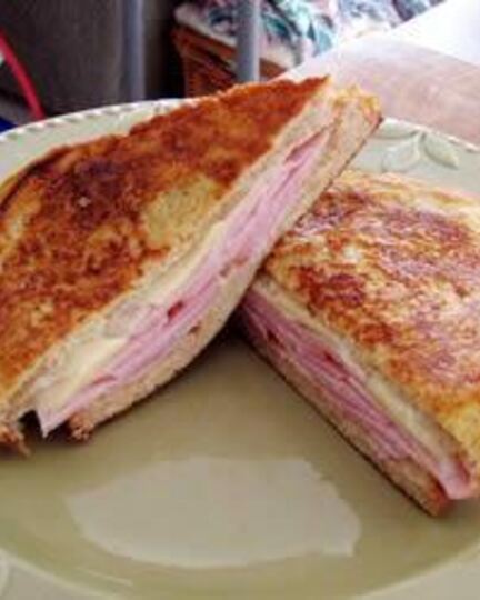 Рецепт горячих бутербродов с ветчиной и сыром, обжаренные в яйце