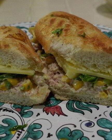 Рецепт горячего бутерброда с тунцом, кукурузой и домашним майонезом