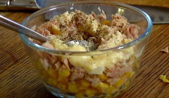 горячий бутерброд с тунцом, кукурузой и домашним майонезом