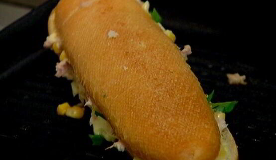 горячий бутерброд с тунцом, кукурузой и домашним майонезом