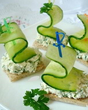 Маленькие бутерброды на шпажках