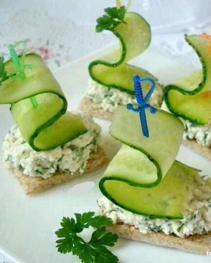 Рецепт маленьких бутербродов на шпажках