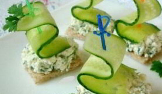 маленькие бутерброды на шпажках