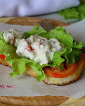 Салат-бутерброд с копченой семгой