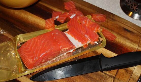 салат-бутерброд с копченой семгой