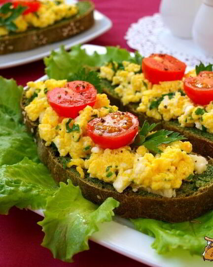 Рецепт зеленых бутербродов с омлетом и брынзой