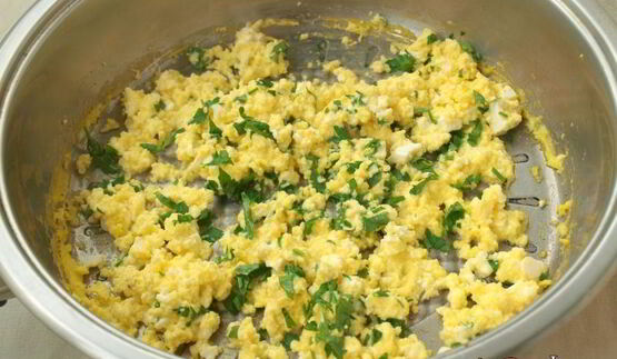 зеленые бутерброды с омлетом и брынзой