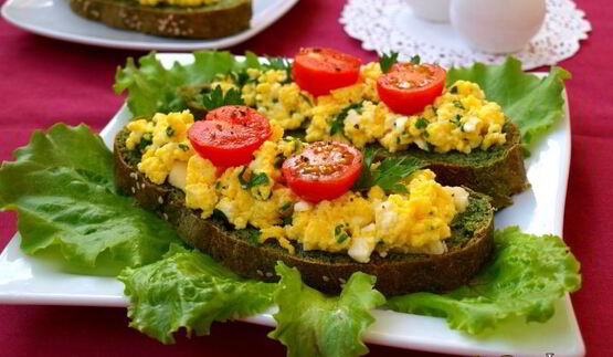 зеленые бутерброды с омлетом и брынзой
