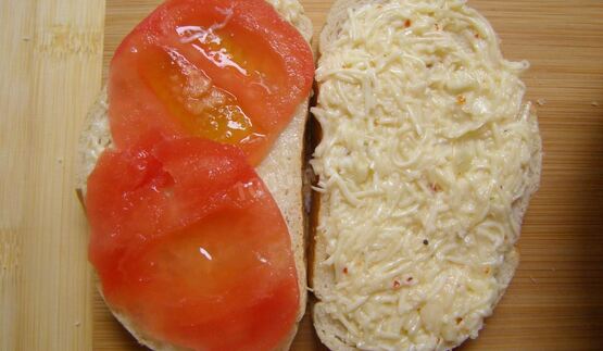 жареные бутерброды с помидорами и сыром