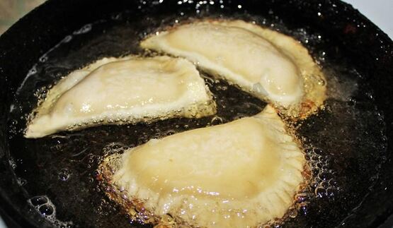 крымские чебуреки из слоеного теста